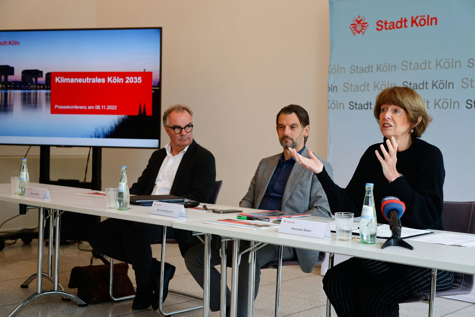 Andreas Hübner, William Wolfgramm und Henriette Reker im Historischen Rathaus in Köln bei der Vorstellung des Gutachtens.