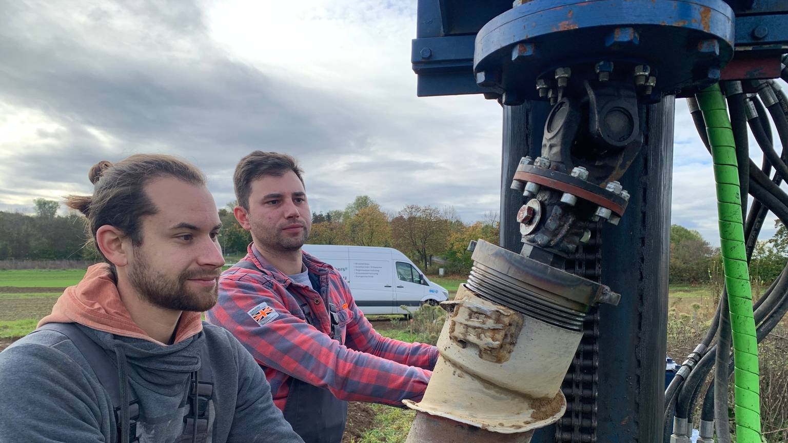 Thomas und Martin Kiefer suchen in Sankt Augustin auf dem Butterberg nach Wasser.