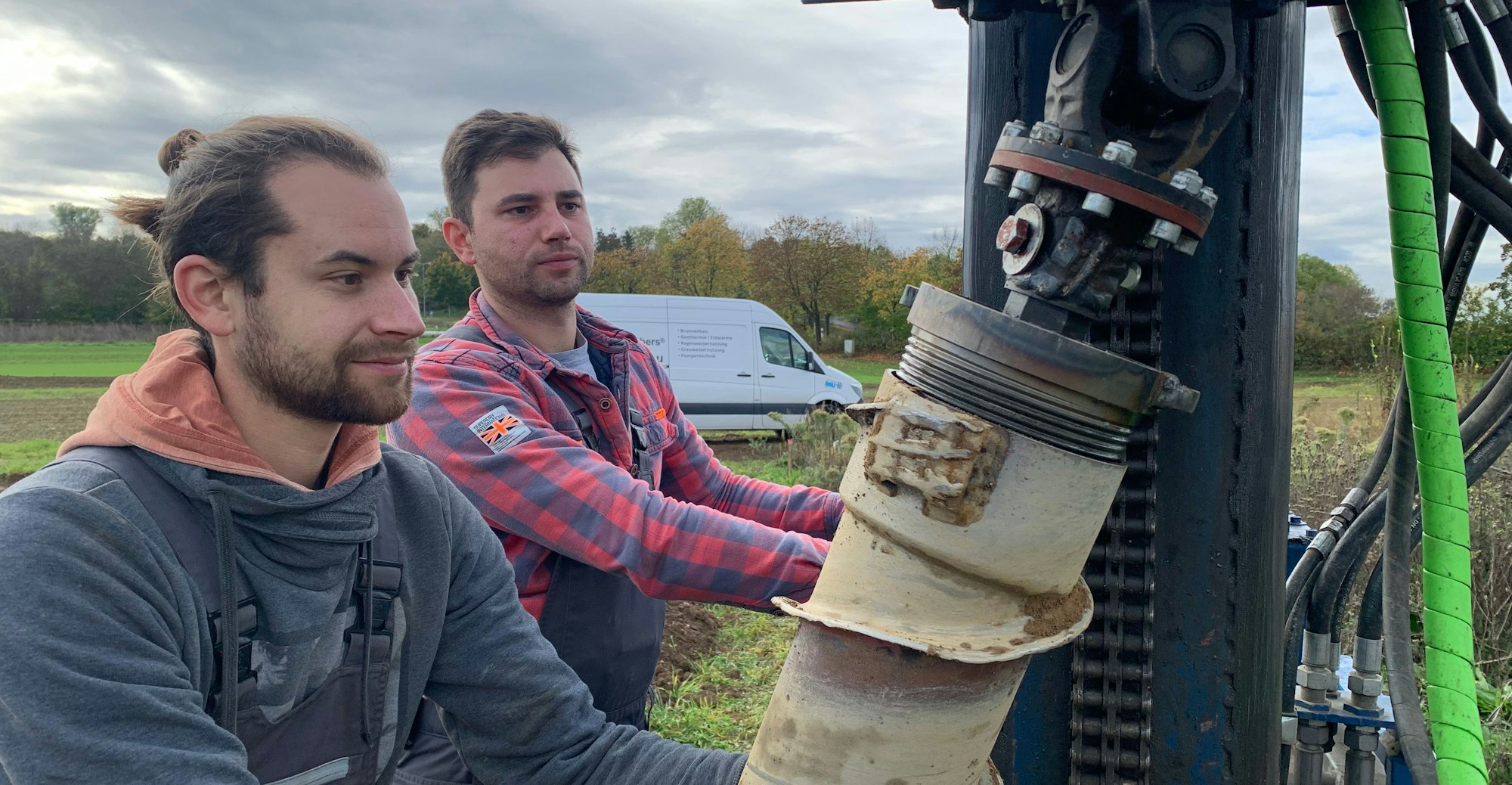 Thomas und Martin Kiefer suchen in Sankt Augustin auf dem Butterberg nach Wasser.