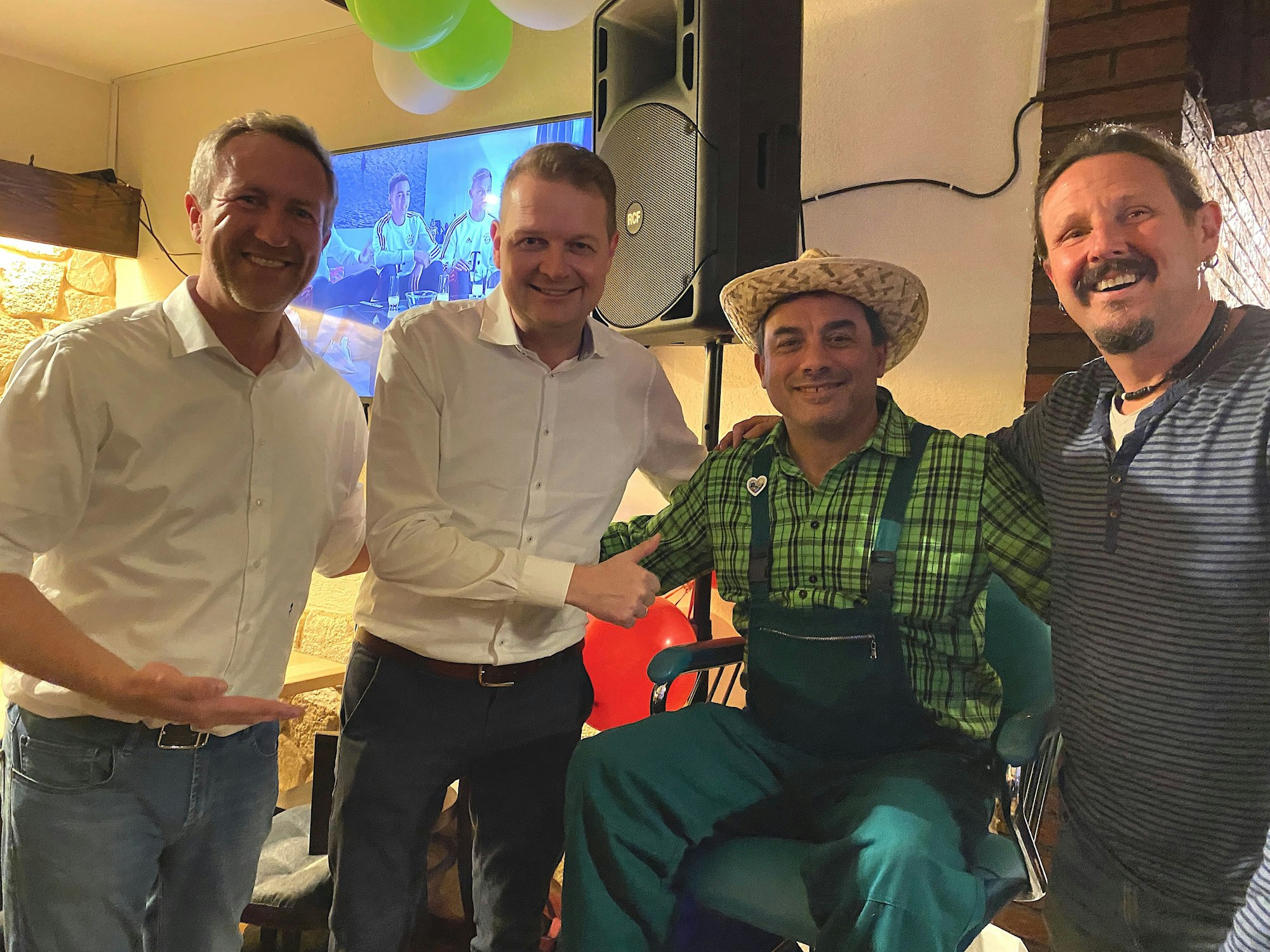 Das Kölner Dreigestirn und Jungfrau Zirkonia lachen in die Kamera.