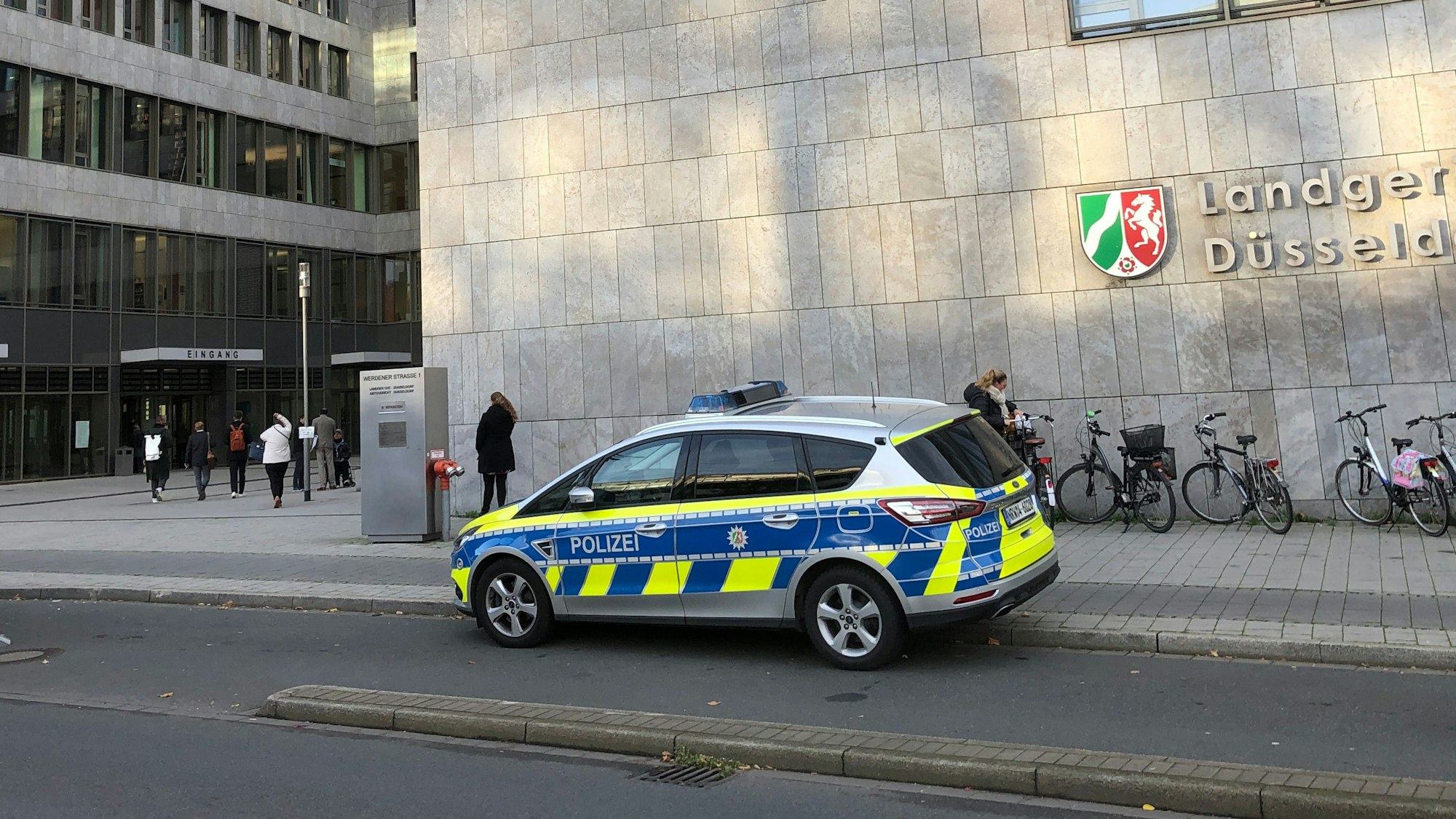 Ein Polizeiauto steht vor dem Düsseldorfer Landgericht.