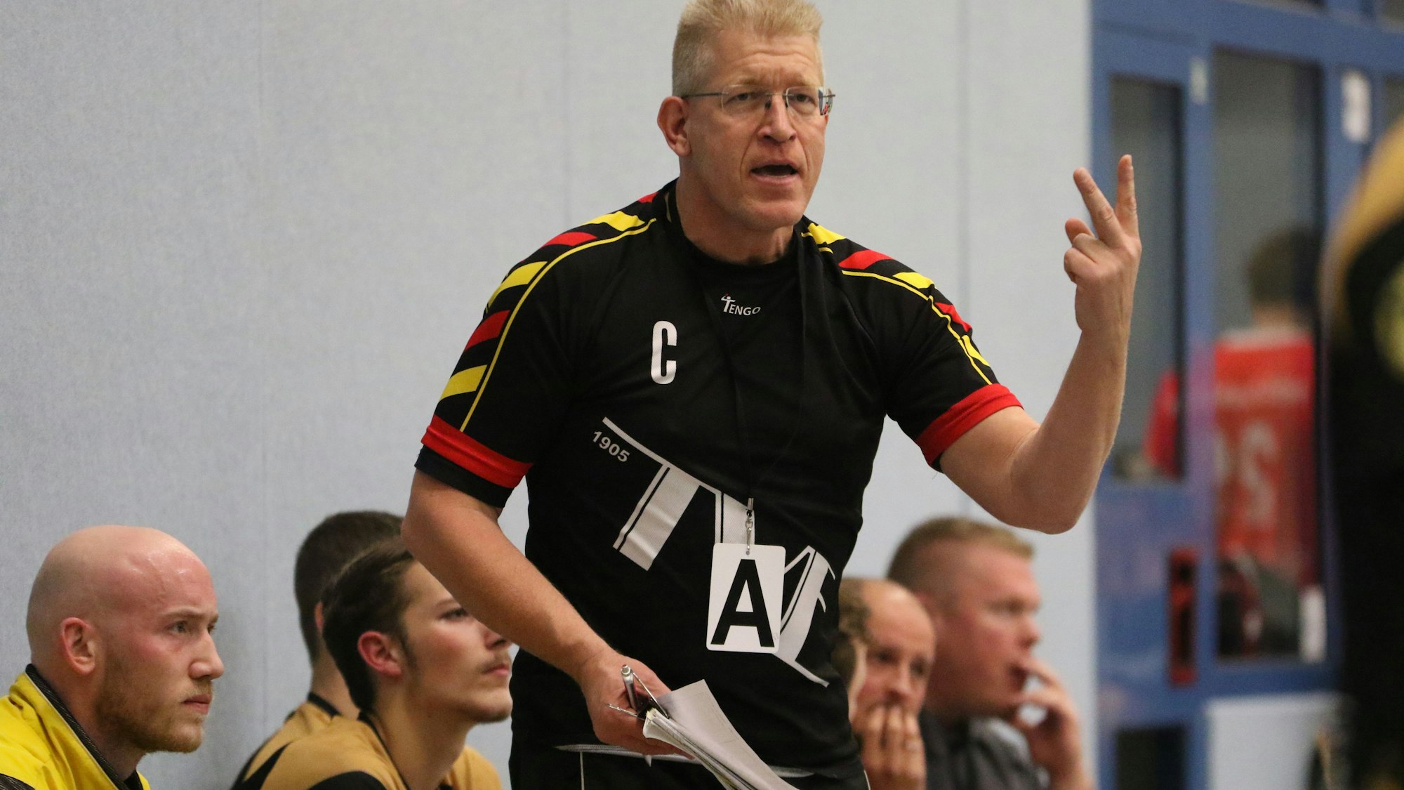 Ein Handballer wirft umringt von Gegenspielern seinen Ball.