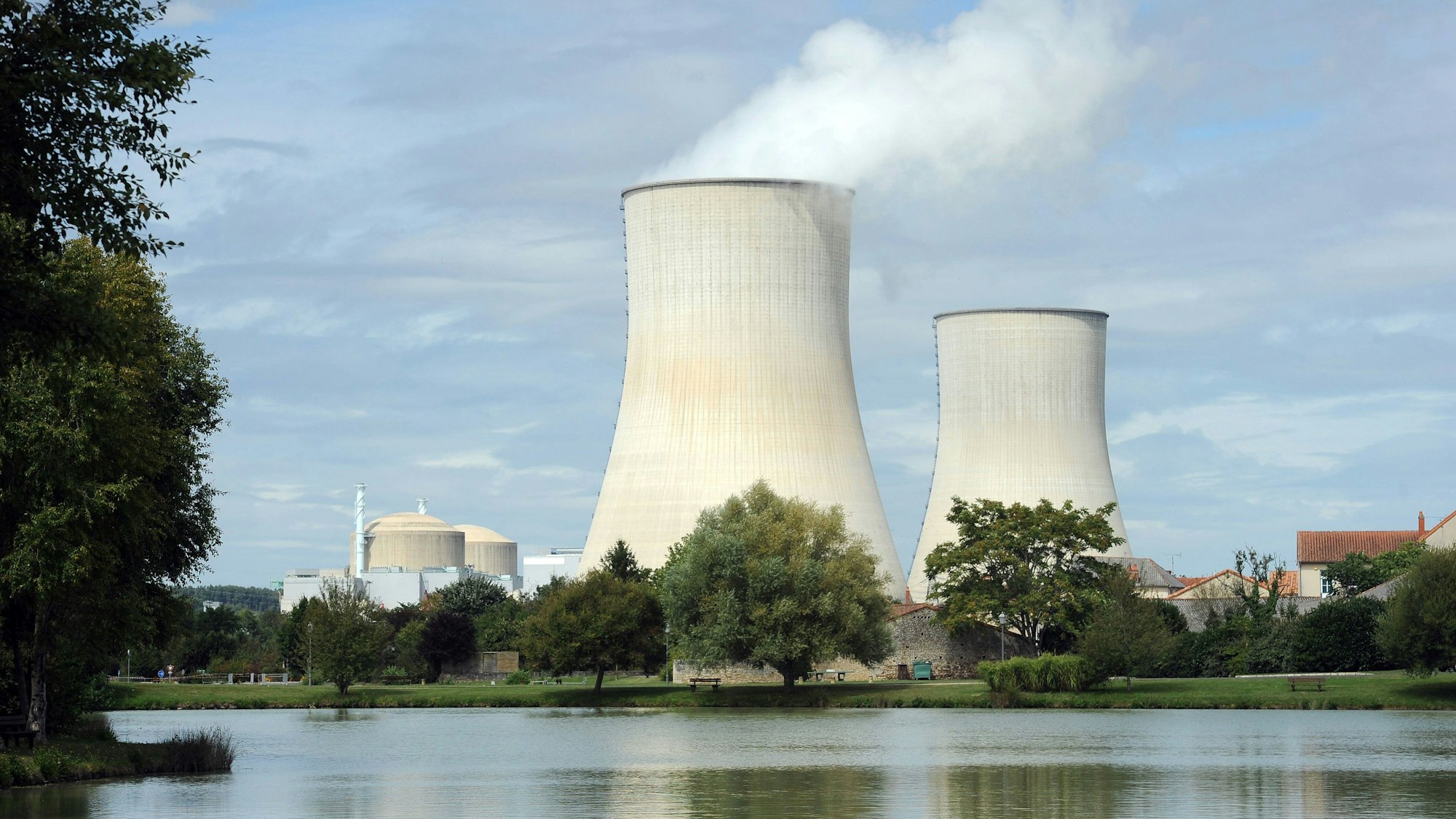 Die Kühltürme des Atomkraftwerks Civaux in Frankreich.