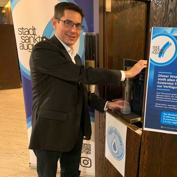 Bürgermeister Max Leitterstorf geht gerne auch mal ungewöhnliche Wege: Im Rathaus gibt es seit 2022 kostenloses Trink-Wasser für alle Bürger.