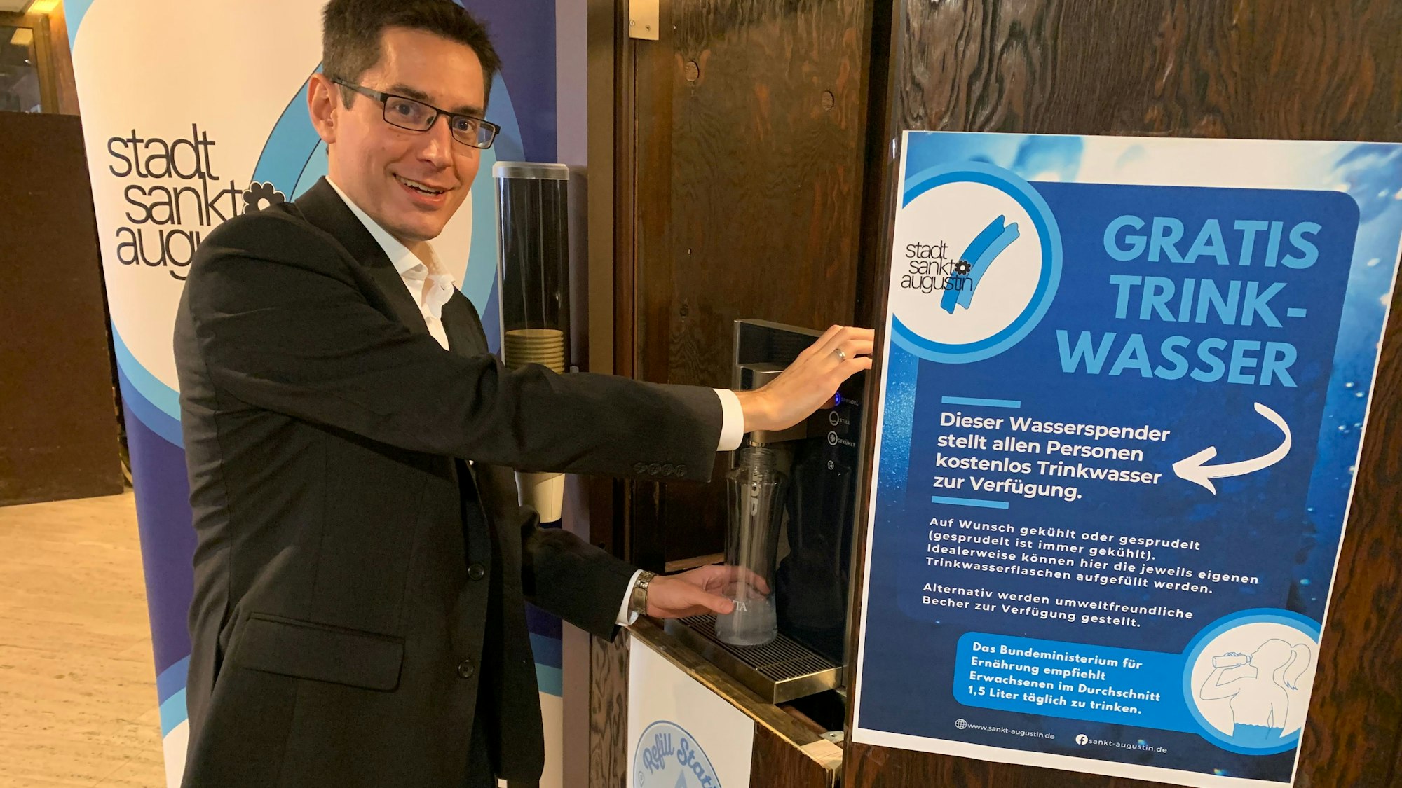 Bürgermeister Max Leitterstorf geht gerne auch mal ungewöhnliche Wege: Im Rathaus gibt es seit 2022 kostenloses Trink-Wasser für alle Bürger.