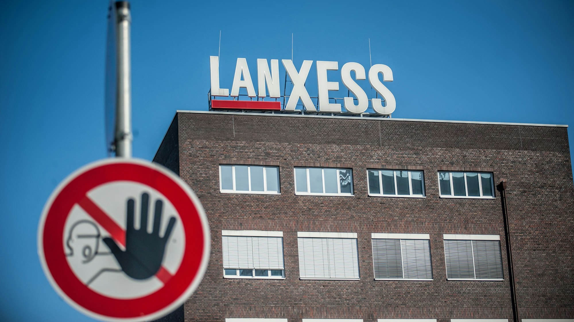 Blick auf die frühere Zentrale von Lanxess im Chempark Leverkusen an der Kaiser-Wilhelm-Allee. Davor ist ein Durchgang-verboten-Schild zu sehen.