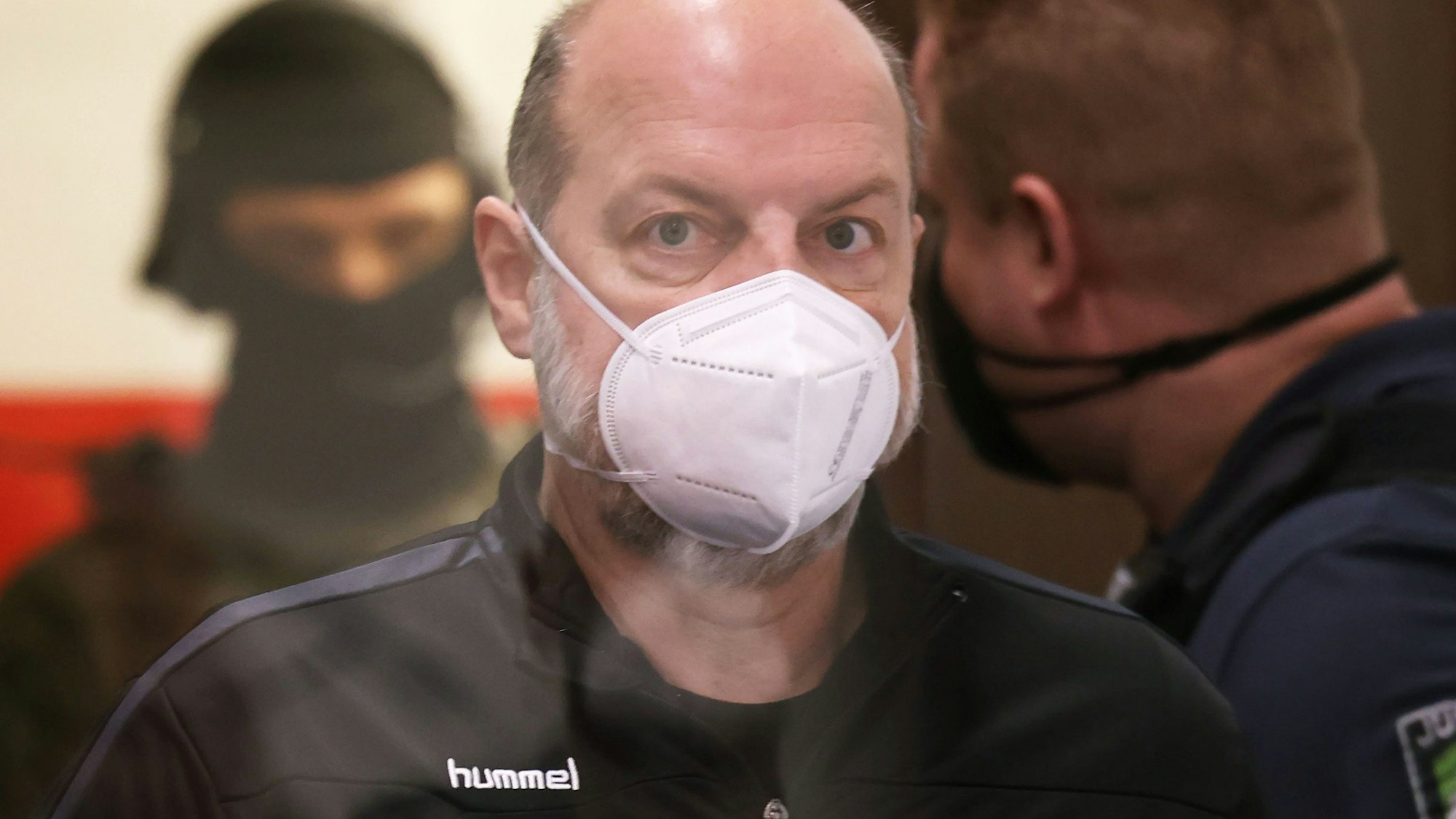 Thomas Drach (M) kommt in das Landgericht zur Fortsetzung des Prozess