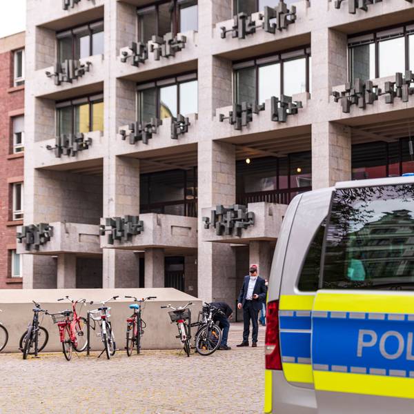 Ein Streifenwagen der Polizei steht auf dem Alter Markt in der Kölner Altstadt vor dem Historischen Rathaus.