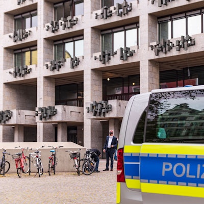 Ein Streifenwagen der Polizei steht auf dem Alter Markt in der Kölner Altstadt vor dem Historischen Rathaus.