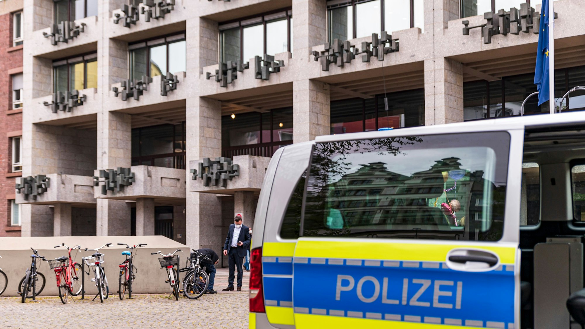 Ein Streifenwagen der Polizei steht auf dem Alter Markt in der Kölner Altstadt vor dem Historischen Rathaus.