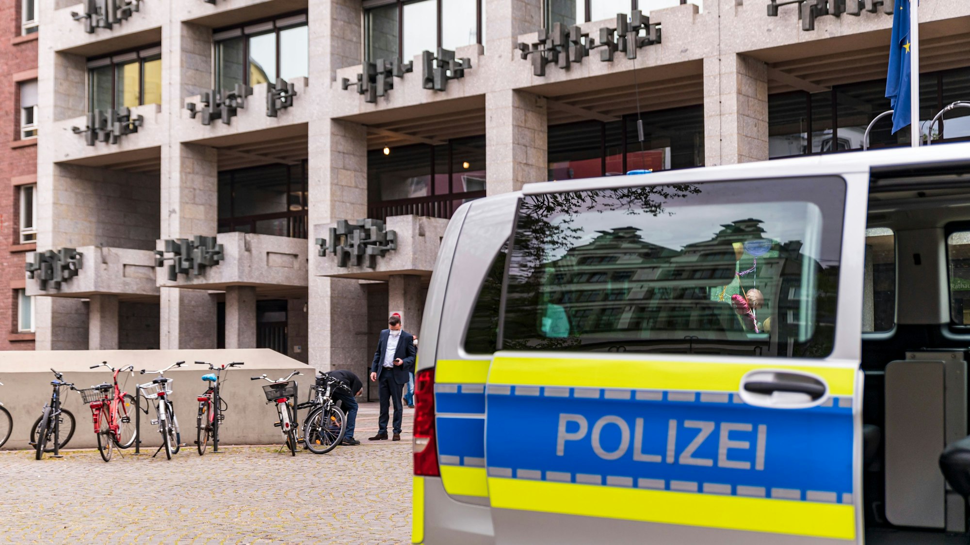 30.04.2021, Köln:
Ein Streifenwagen der Polizei Nordrhein-Westfalen steht auf dem Alter Markt in der Kölner Altstadt, vor dem Historischen Rathaus zu Köln.
Outbreak Shutdown Lockdown Coronavirus Corona Virus COVID-19 SARS-CoV-2 Pandemie Corona-Krise.
Freitag 30. April 2021
Aufgenommen am: 30.04.2021
Foto: Alexander Roll (Staff)