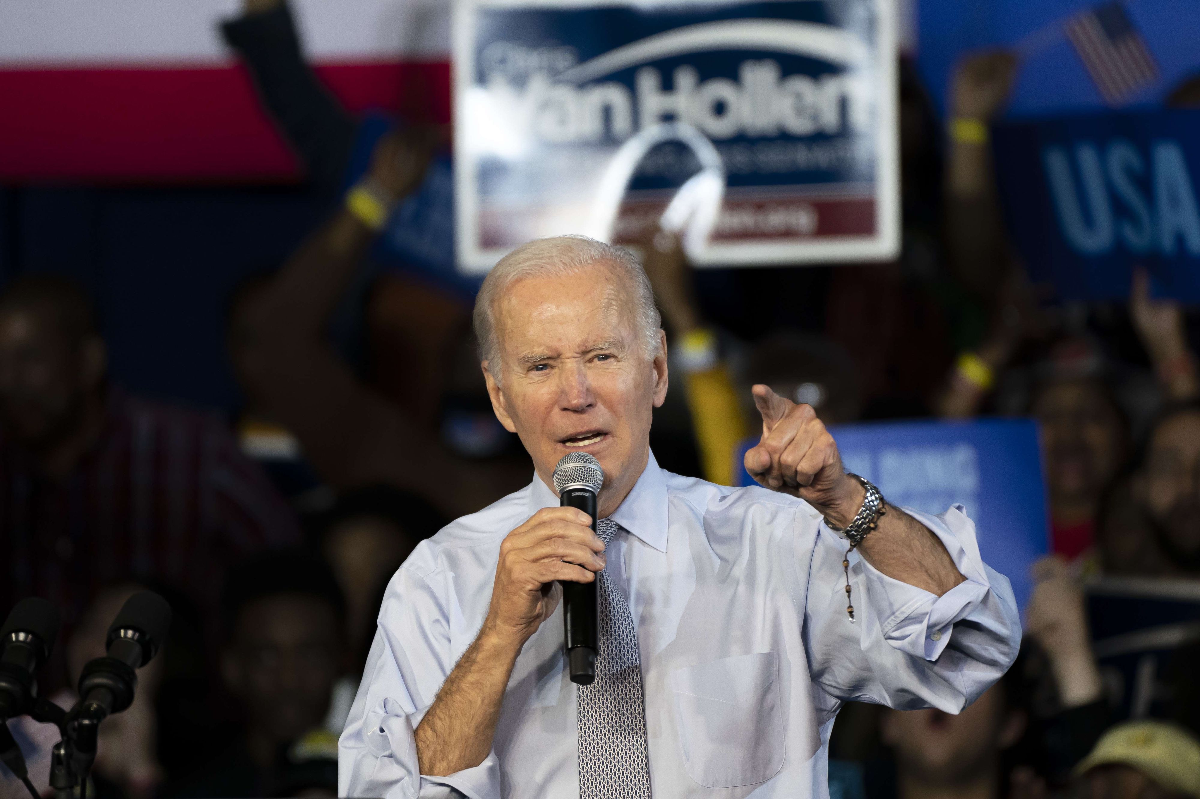 US-Präsident Joe Biden steht bei einem Wahlkampfauftritt am 7. November auf der Bühne, spricht in ein Mikrofon und gestikuliert.