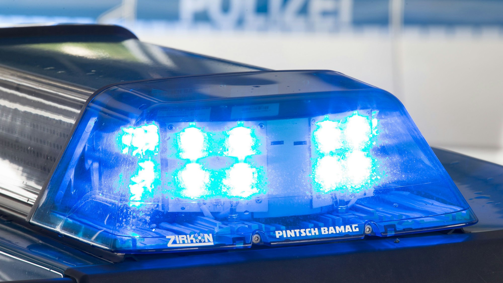 ARCHIV - Eine Blaulicht leuchtet am 27.07.2015 in Osnabrück (Niedersachsen) auf dem Dach eines Polizeiwagens. Im Hintergrund steht ein weiterer Streifenwagen. Foto: Friso Gentsch/dpa (Illustration zum Thema "Bombendrohung in Heilbronn - Festgelände geräumt" vom 30.07.2016) +++(c) dpa - Bildfunk+++ | Verwendung weltweit