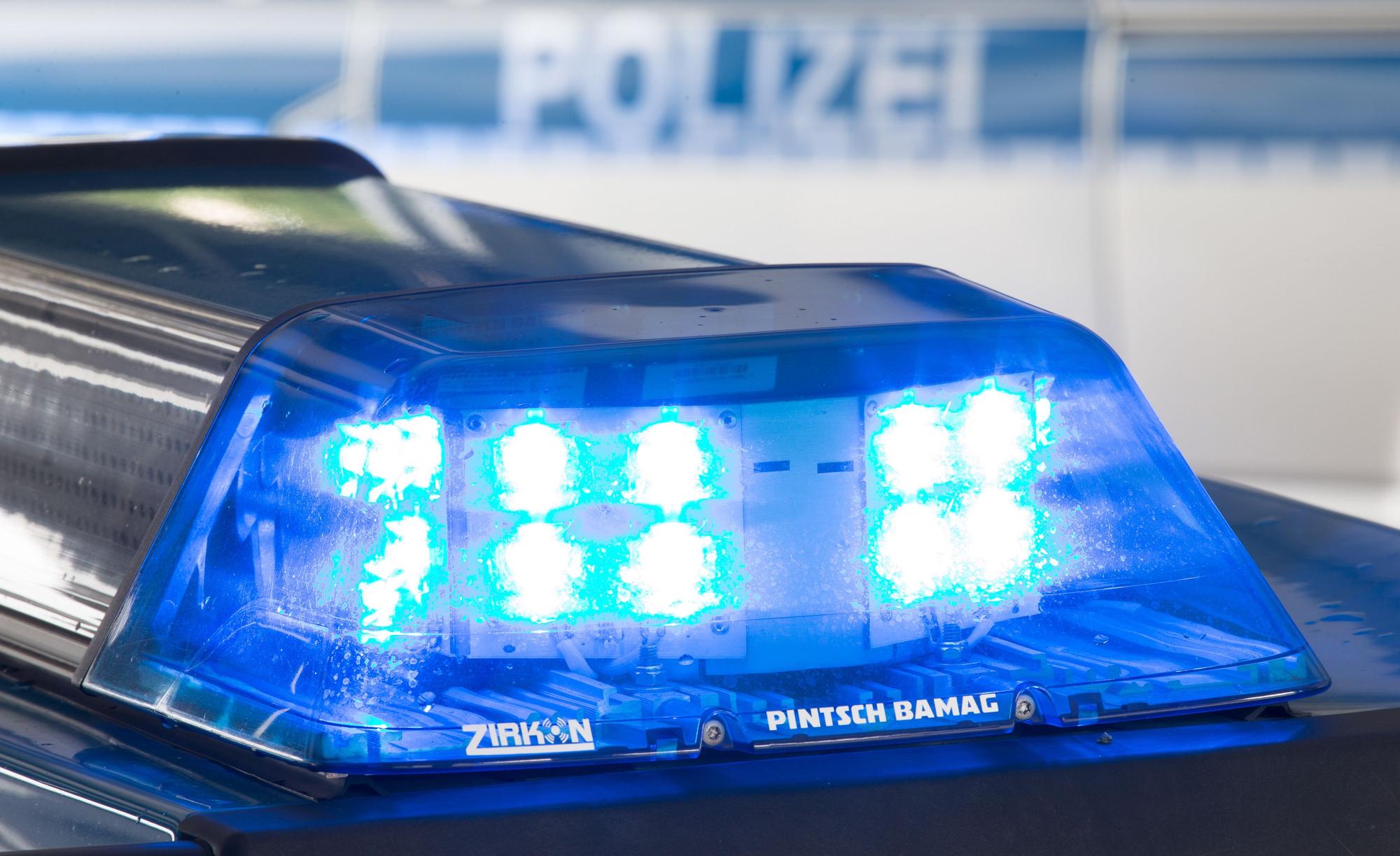 Ein leuchtendes Blaulicht auf einem Polizeiwagen.