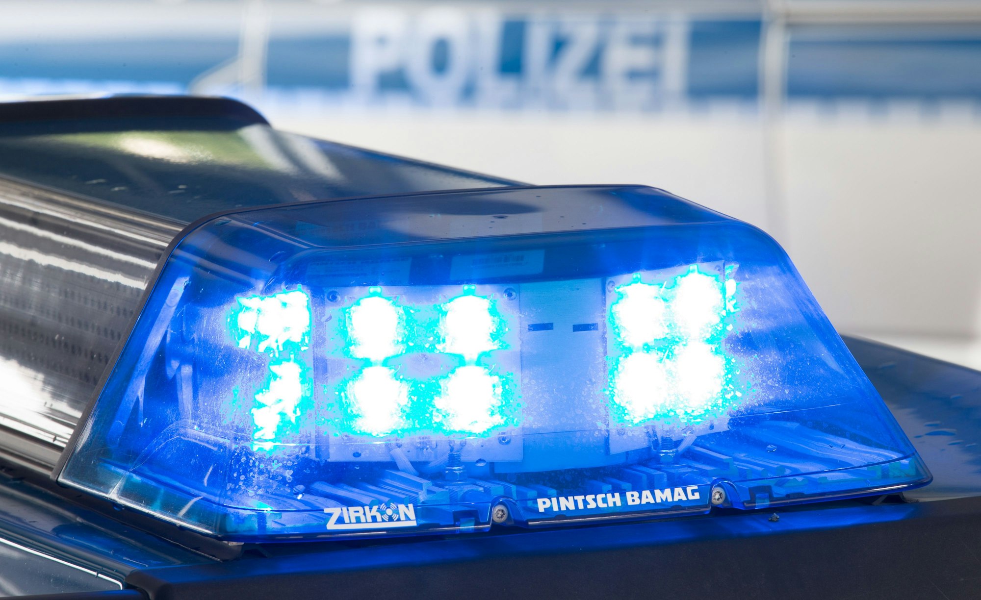 Ein leuchtendes Blaulicht auf einem Polizeiwagen.