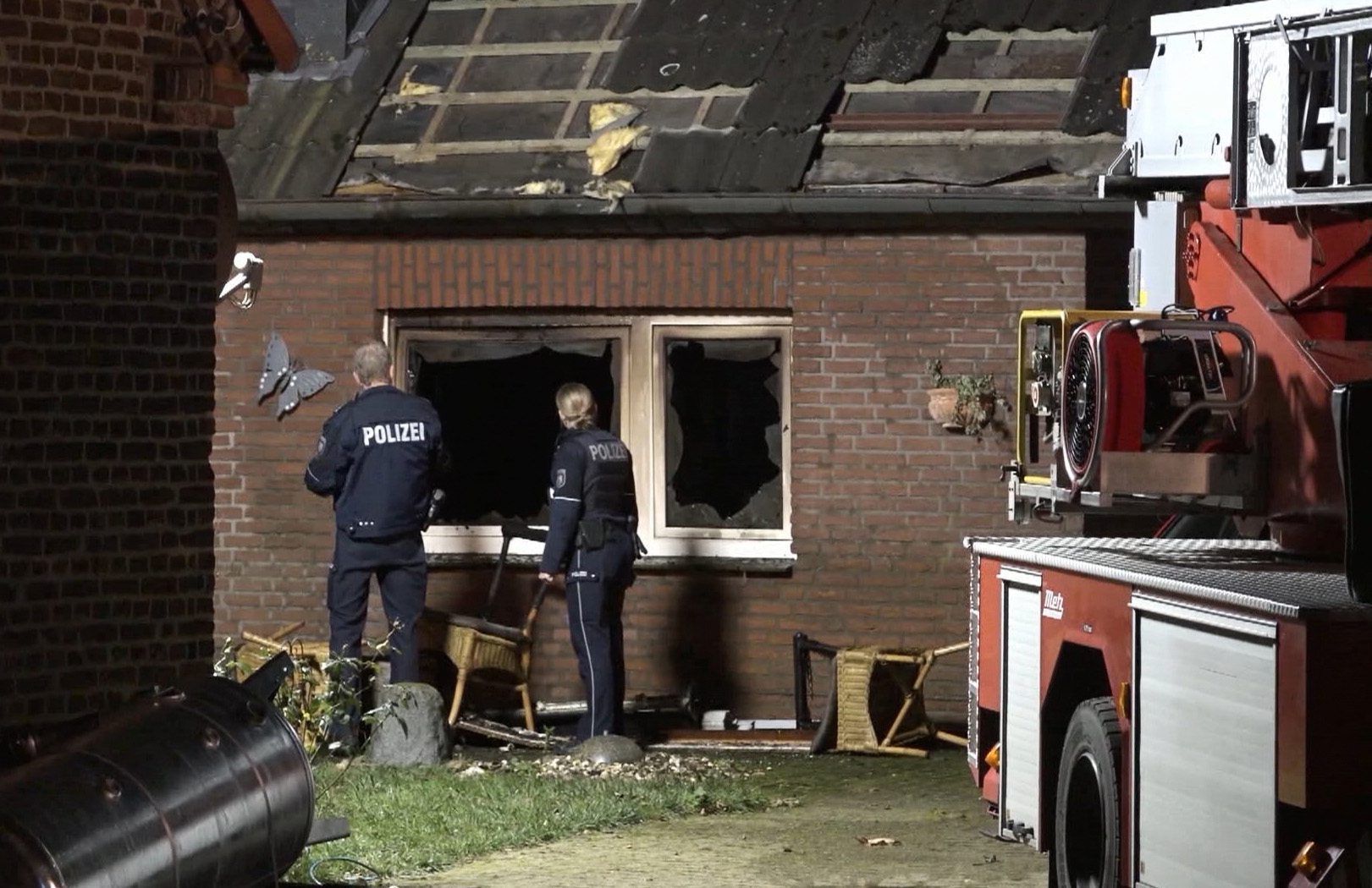 Zwei Polizisten inspizieren ein Haus nach einem Feuer im nordrhein-westfälischen Hamminkeln. Ein Hausbewohner wollte seinen Hund vor den Flammen retten und kam dabei ums Leben.