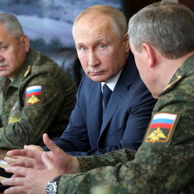 Verteidigungsminister Sergei Schoigu (l.) und Kremlchef Wladimir Putin (M.) bei einem Besuch auf einem Truppenübungsplatz. Nach einem „taktischen Durchbruch“ der ukrainischen Truppen wird Kritik an Schoigu laut.