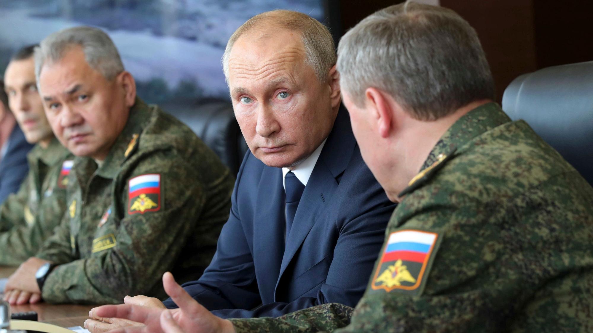 Kremlchef Wladimir Putin (M) und Kriegsminister Sergei Schoigu (l.) bei einem Besuch auf einem Truppenübungsplatz. (Archivbild)