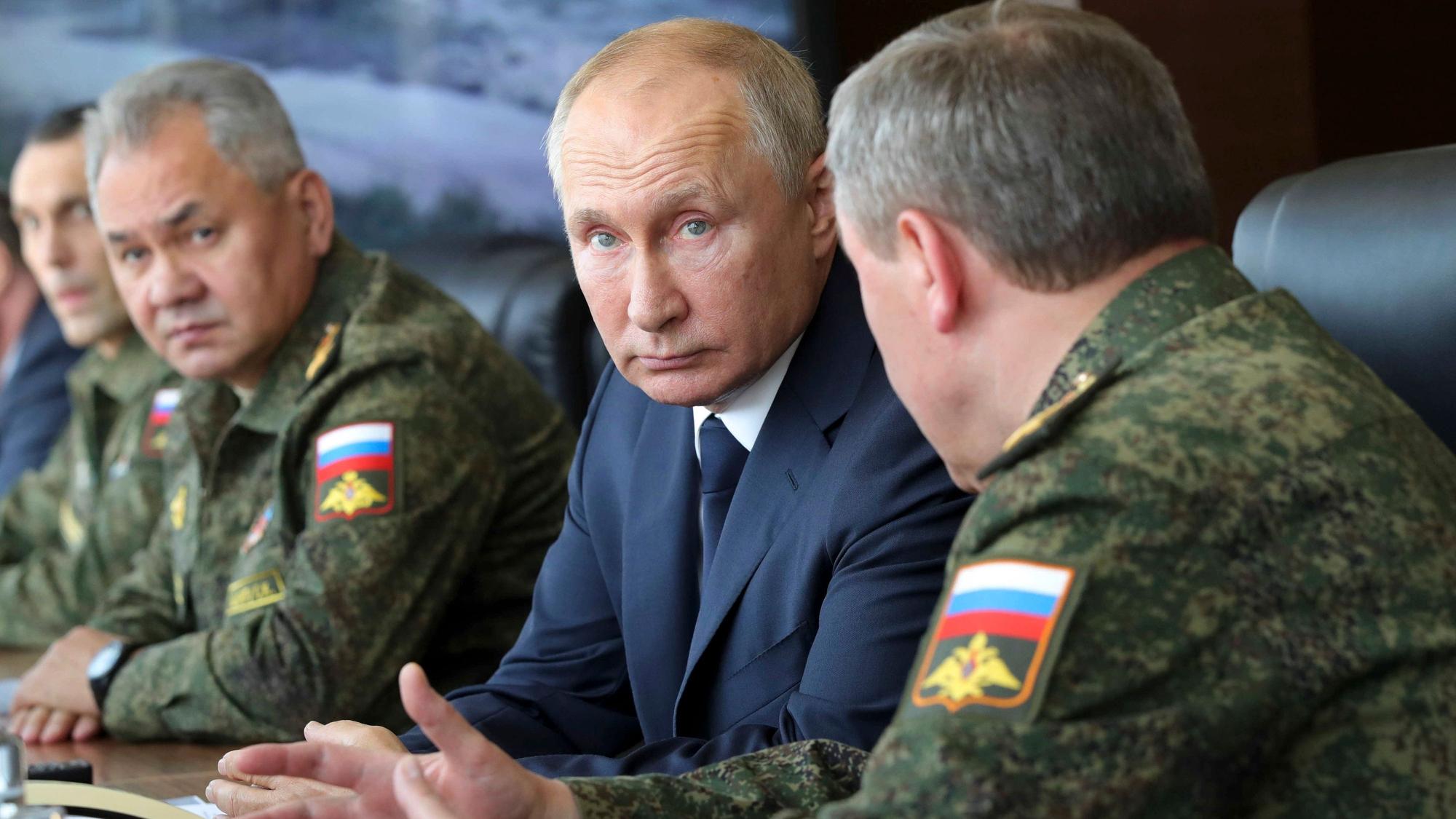 Wladimir Putin (M), Präsident von Russland, und Sergei Schoigu (l), Verteidigungsminister von Russland, bei einem Besuch auf einem Truppenübungsplatz. Schoigu hatte bereits am 20. Juni eine Reaktion angekündigt, sollte die Ukraine Krim-Brücken attackieren. (Archivbild)