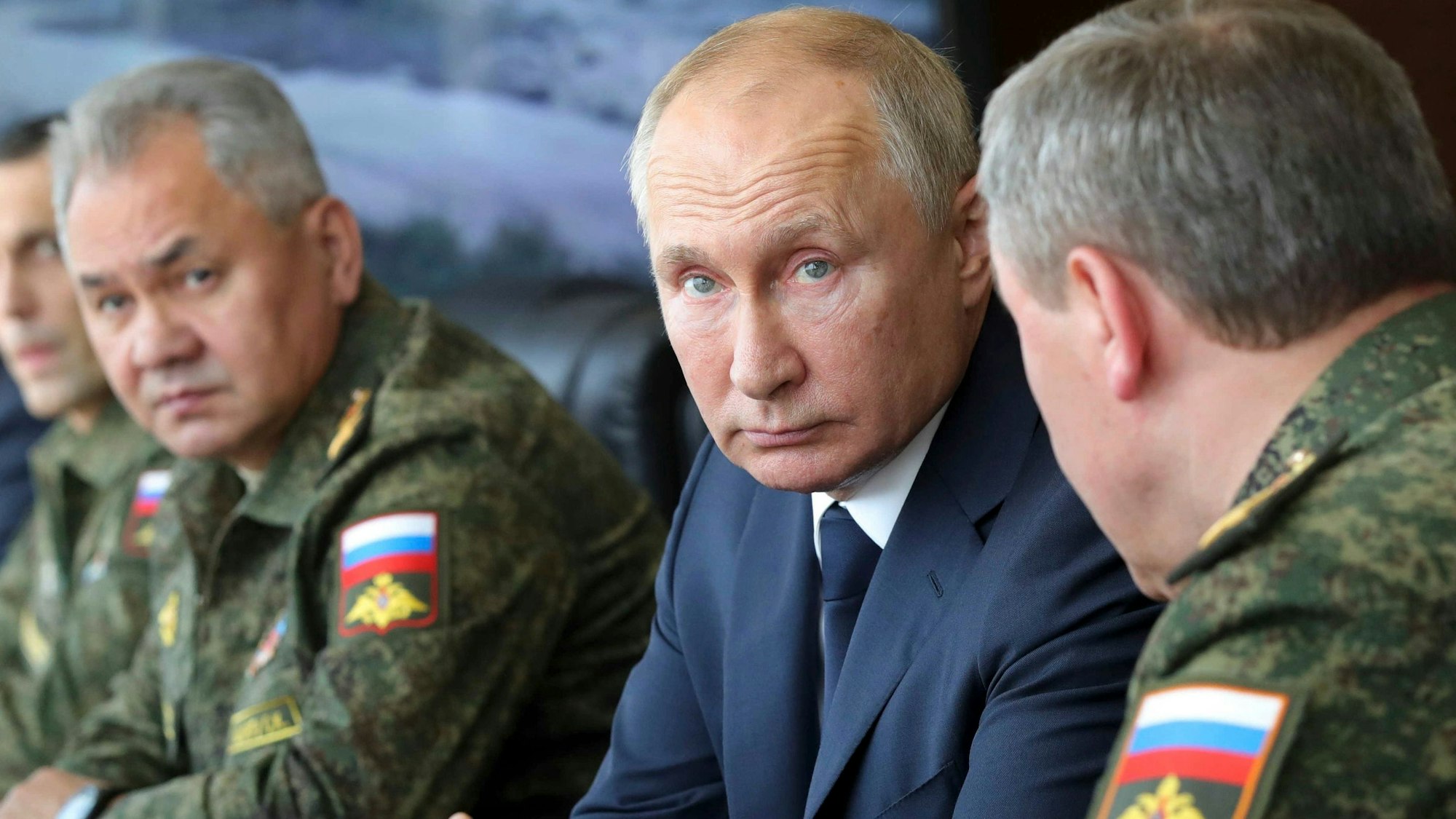 Verteidigungsminister Sergei Schoigu (l.) und Kremlchef Wladimir Putin (M.) bei einem Besuch auf einem Truppenübungsplatz. Nach einem „taktischen Durchbruch“ der ukrainischen Truppen wird Kritik an Schoigu laut.