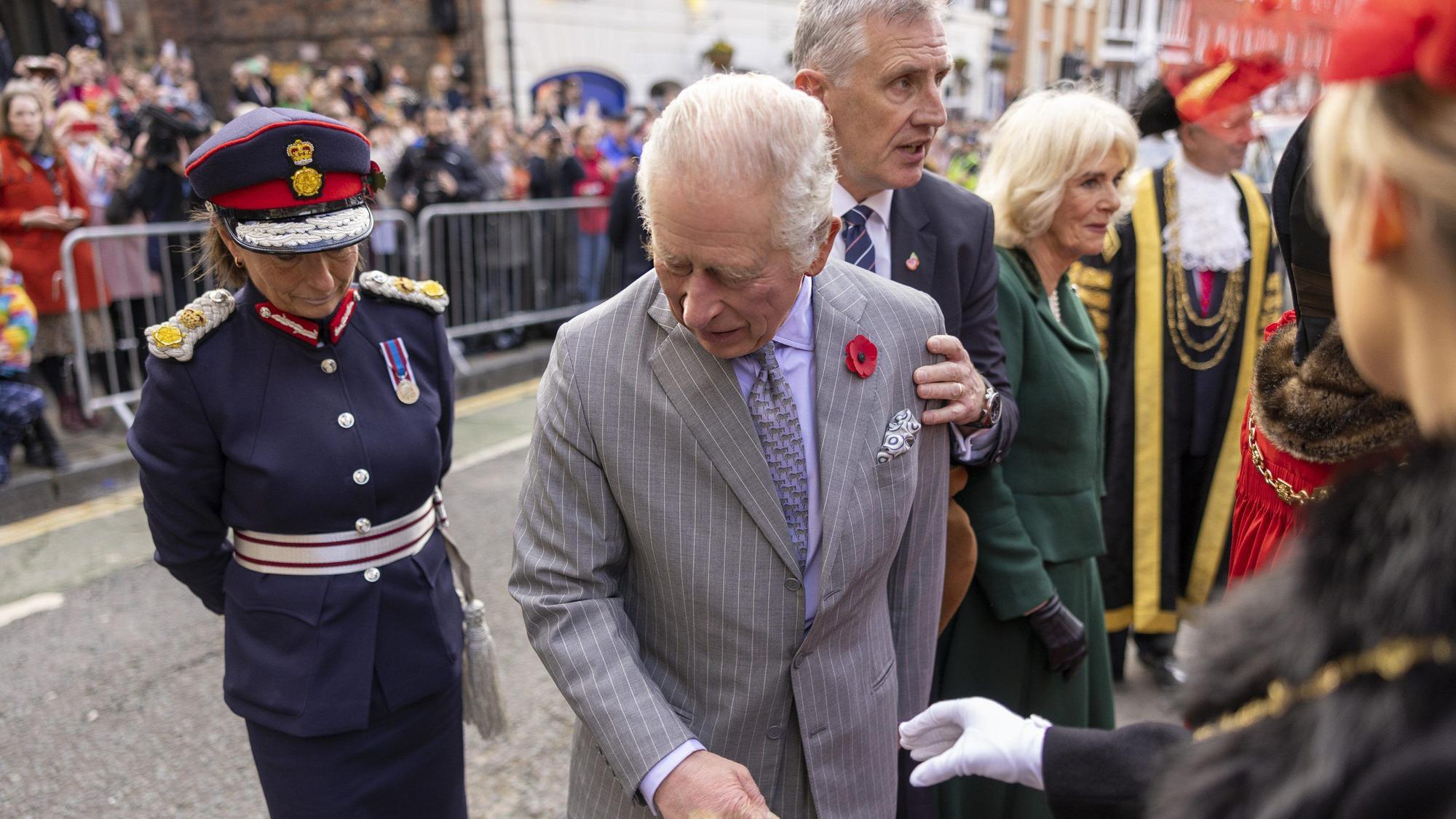 York im November 2022: König Charles III. reagiert, nachdem ein Ei in seine Richtung geworfen wurde, als er zu einer Zeremonie in der Micklegate Bar eintraf.
