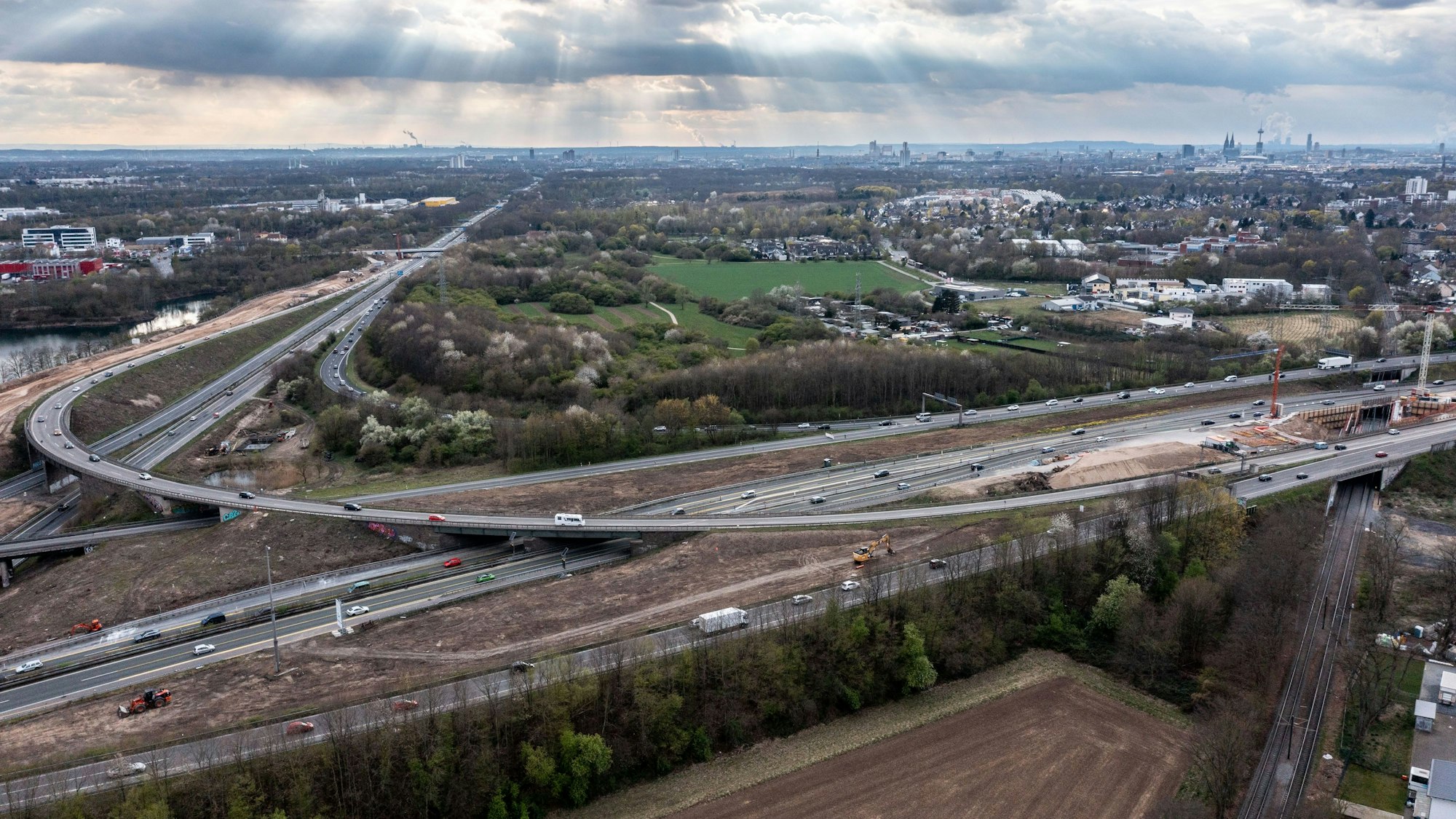 Luftaufnahme auf das Heumarer Dreieck mit zahlreichen Fahrspuren.