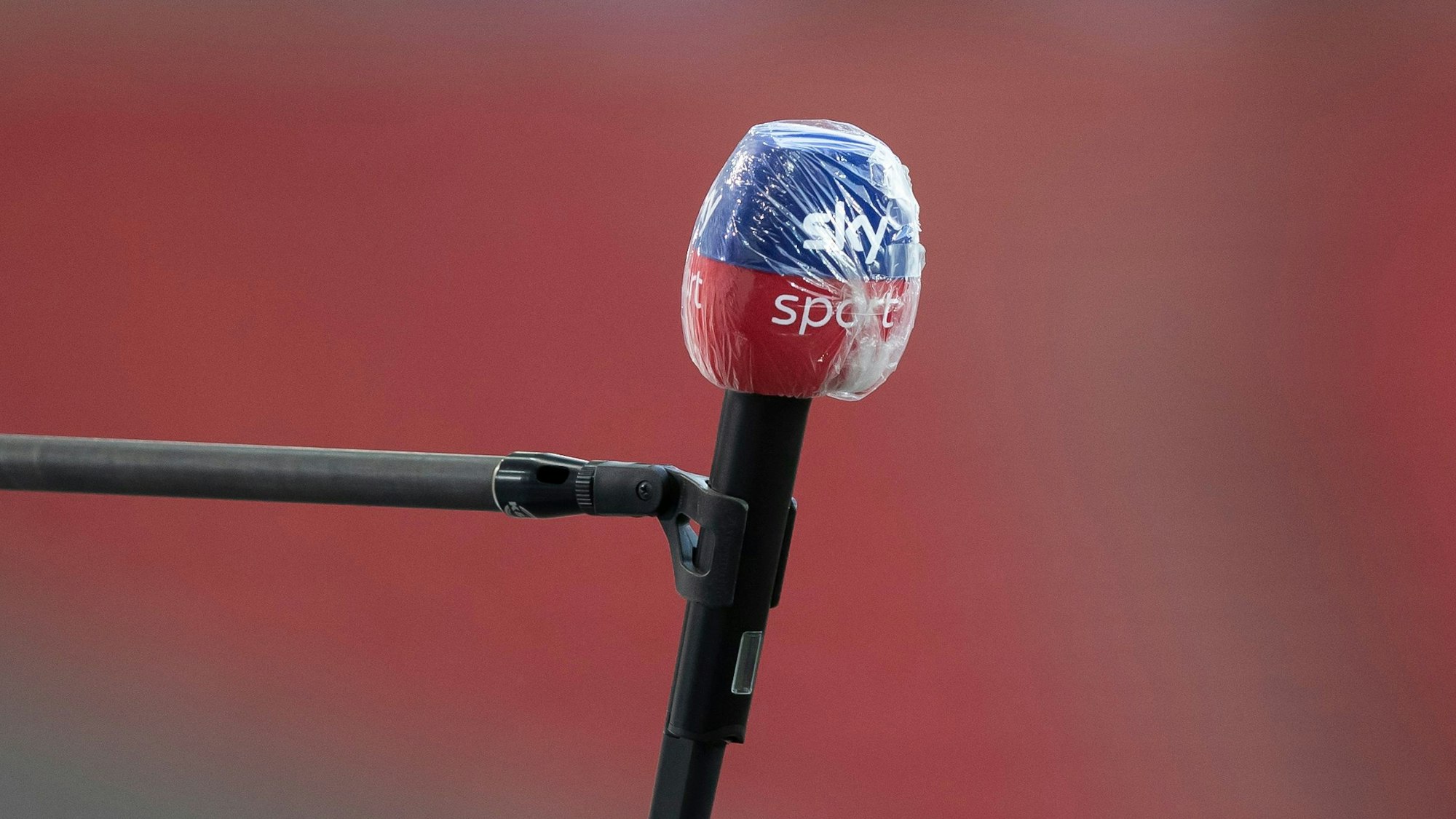 Ein Mikrofon des Sport-TV-Senders Sky am Spielfeldrand bei einer Übertragung eines Spiels der Fußball-Bundesliga. (Symbolbild)