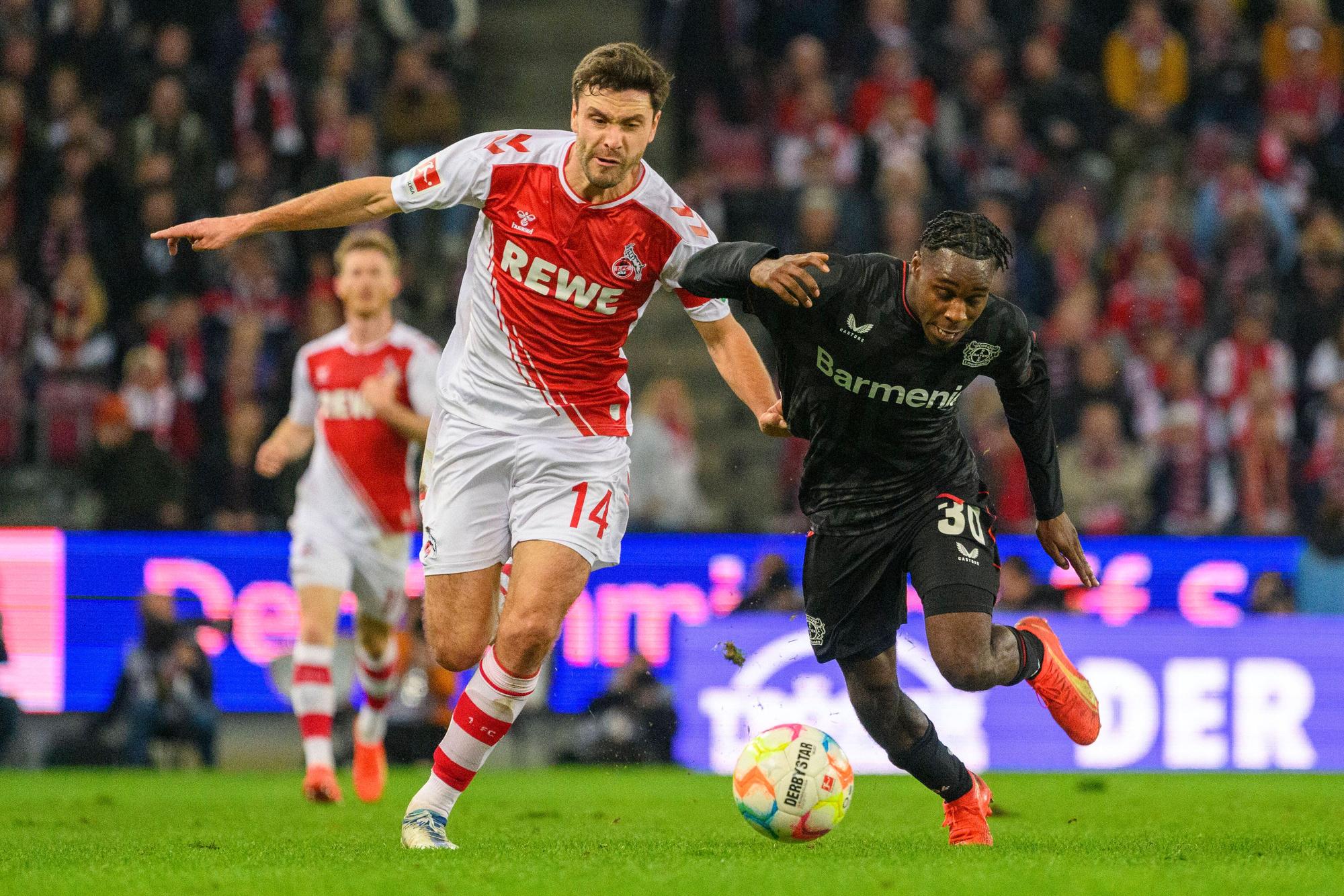 FC-Kapitän Jonas Hector gegen Leverkusens Jeremie Frimpong