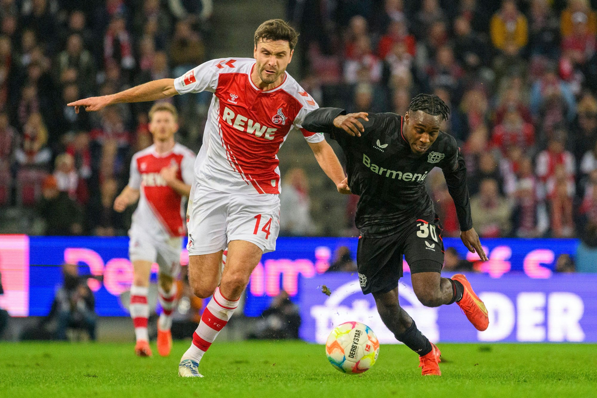 FC-Kapitän Jonas Hector gegen Leverkusens Jeremie Frimpong