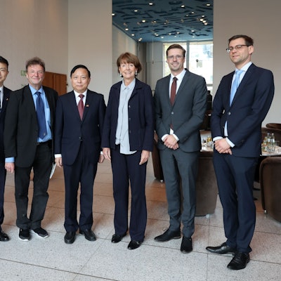 Die Delegation aus Wuhan posiert mit den Stadtentwicklern im Muschelsaal des Historischen Rathauses.