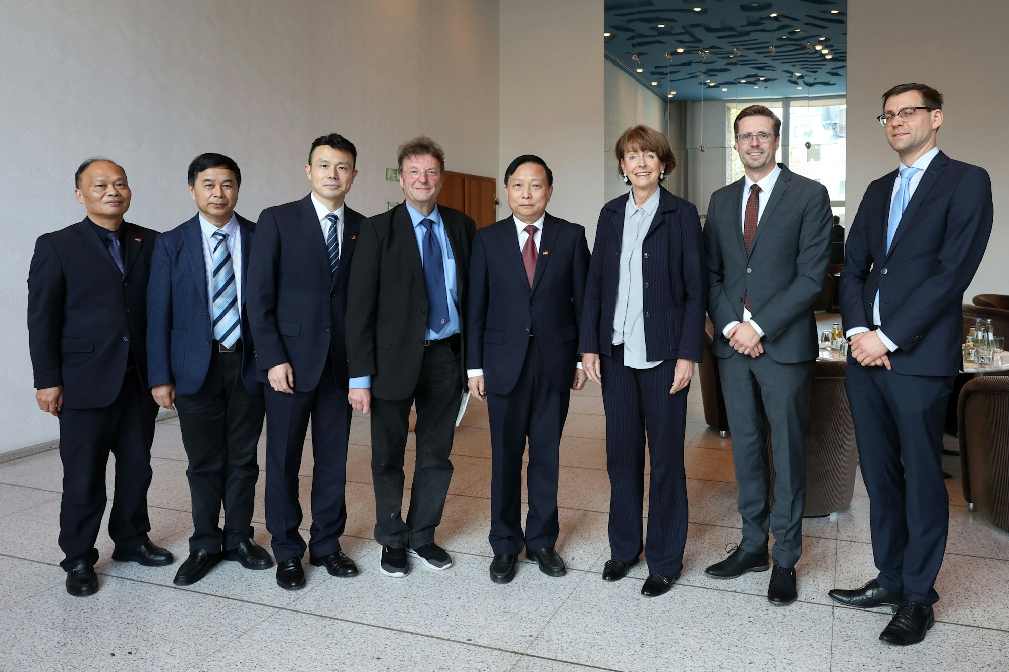 Die Delegation aus Wuhan posiert mit den Stadtentwicklern im Muschelsaal des Historischen Rathauses.