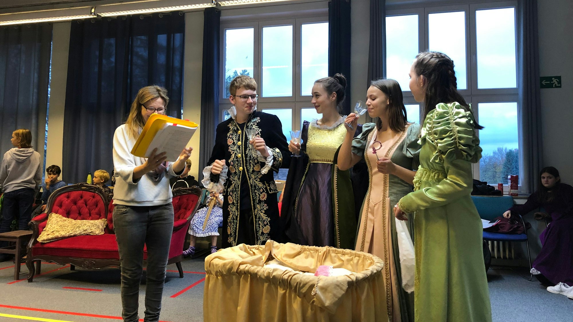 Vier Kinder und die erwachsene Spielleiterin Dana Fischer, alle Mitglieder der Volksbühne Bergisch Neukirchen, proben, teilweise in Kostümen, das Theaterstück Dornröschen.