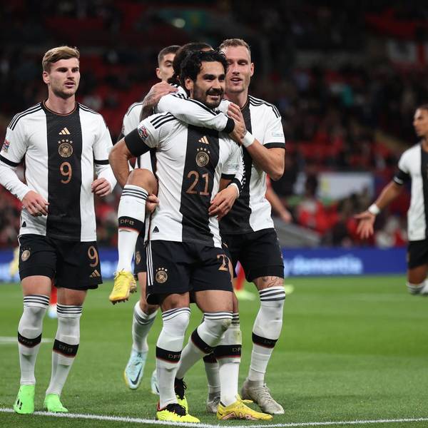 İlkay Gündoğan und einige seiner Kollegen beim UEFA Nations League Spiel gegen England. Sie feiern ein Tor und springen aneinander hoch.