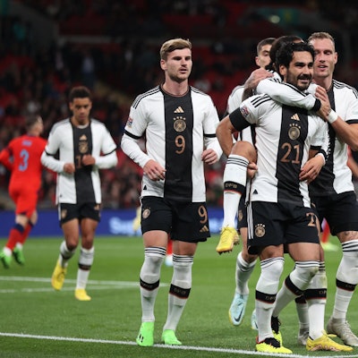 İlkay Gündoğan und einige seiner Kollegen beim UEFA Nations League Spiel gegen England. Sie feiern ein Tor und springen aneinander hoch.