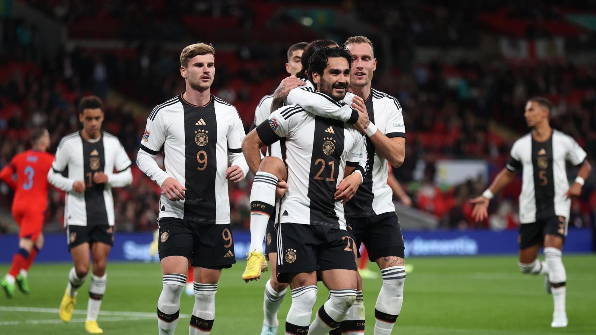 İlkay Gündoğan und einige seiner Kollegen beim UEFA Nations League Spiel gegen England. Sie feiern ein Tor und springen aneinander hoch.