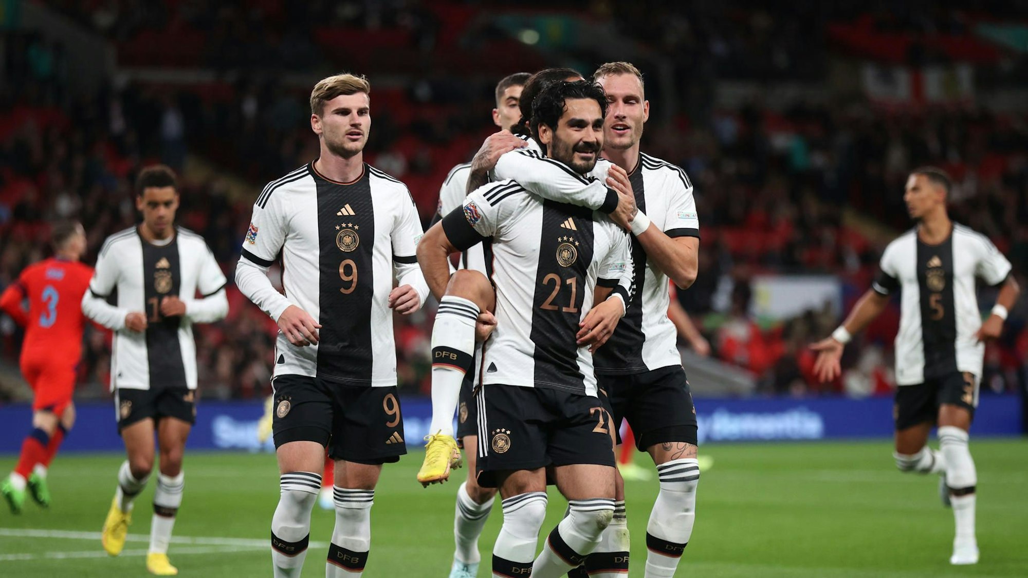 İlkay Gündoğan und einige seiner Kollegen beim UEFA Nations League Spiel gegen England. Sie feiern ein Tor und springen aneinander hoch.