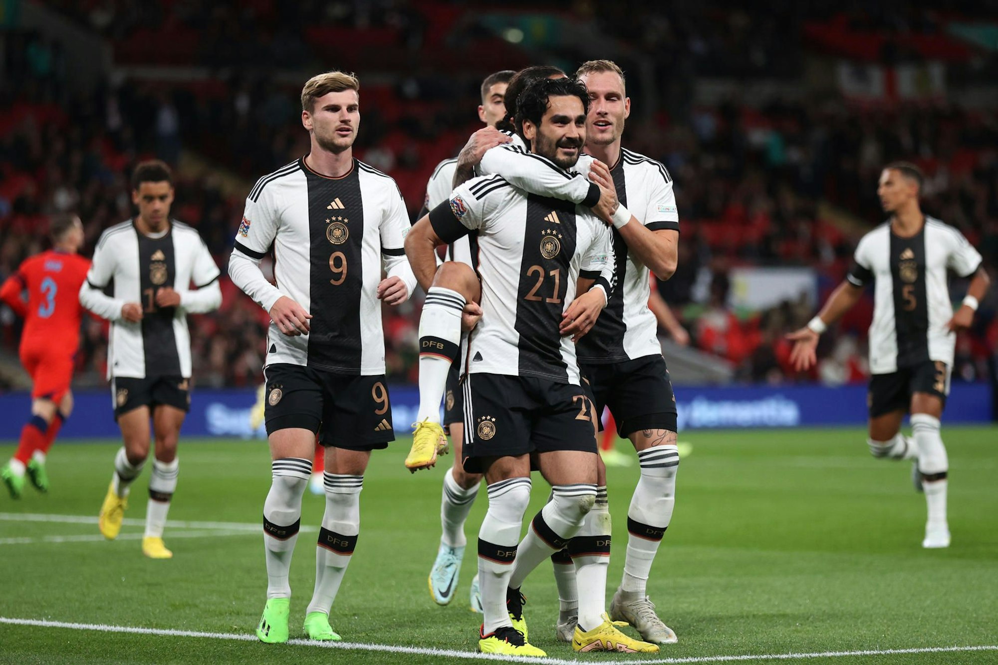 İlkay Gündoğan und einige seiner Kollegen beim UEFA Nations League Spiel gegen England. Sie feiern ein Tor und springen aneinander hoch.