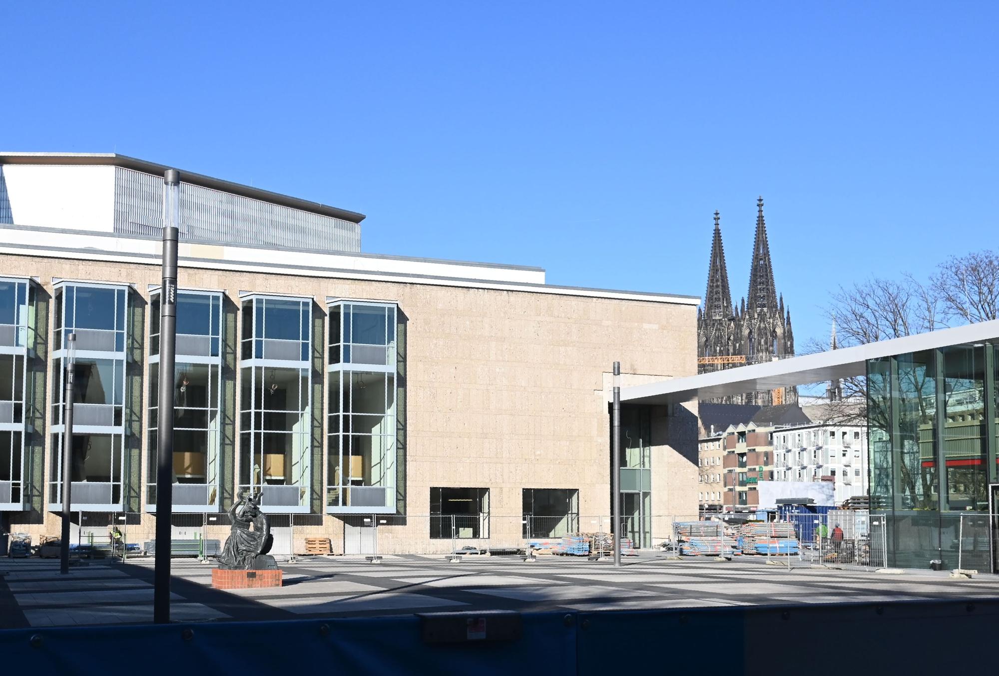 Der „kleine Offenbachplatz“ zwischen Schauspielhaus und Brüderstraße soll Dirk-Bach-Platz heißen (Archivbild).