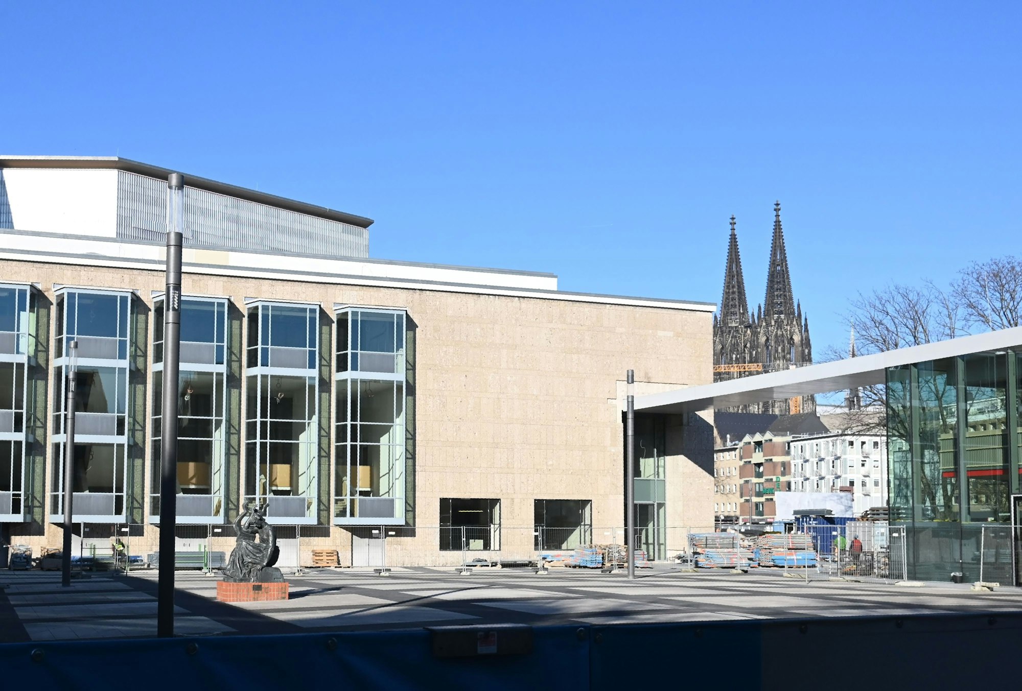 Der „kleine Offenbachplatz“ zwischen Schauspielhaus und Brüderstraße soll Dirk-Bach-Platz heißen (Archivbild).