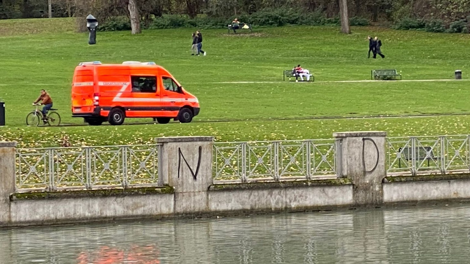 Ein Einsatz-Fahrzeug der Kölner Feuerwehr fährt am Ufer des Aachener Weihers entlang.