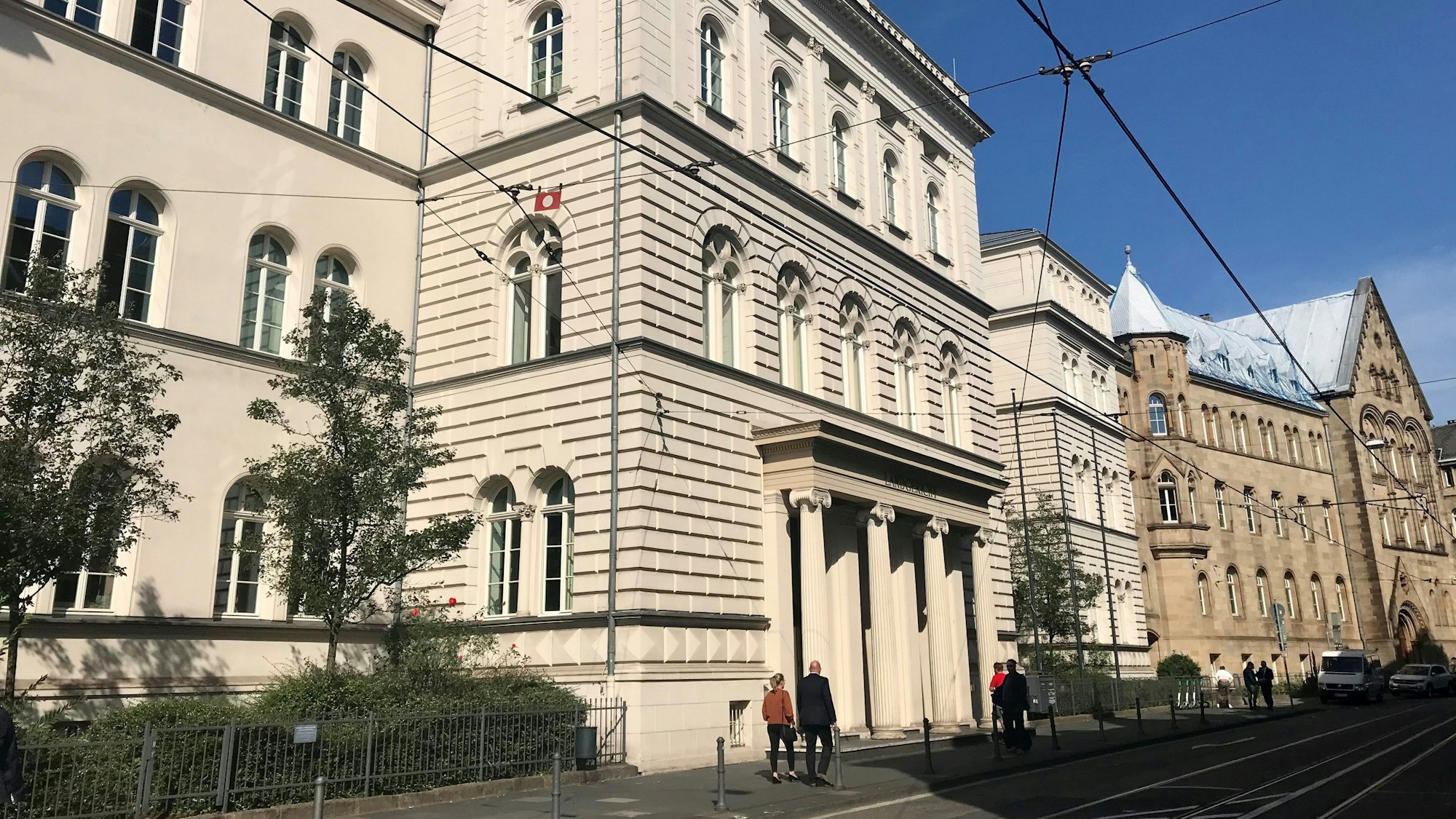 Ein Gerichtsgebäude; den Eingang markieren antikisierende Säulen.