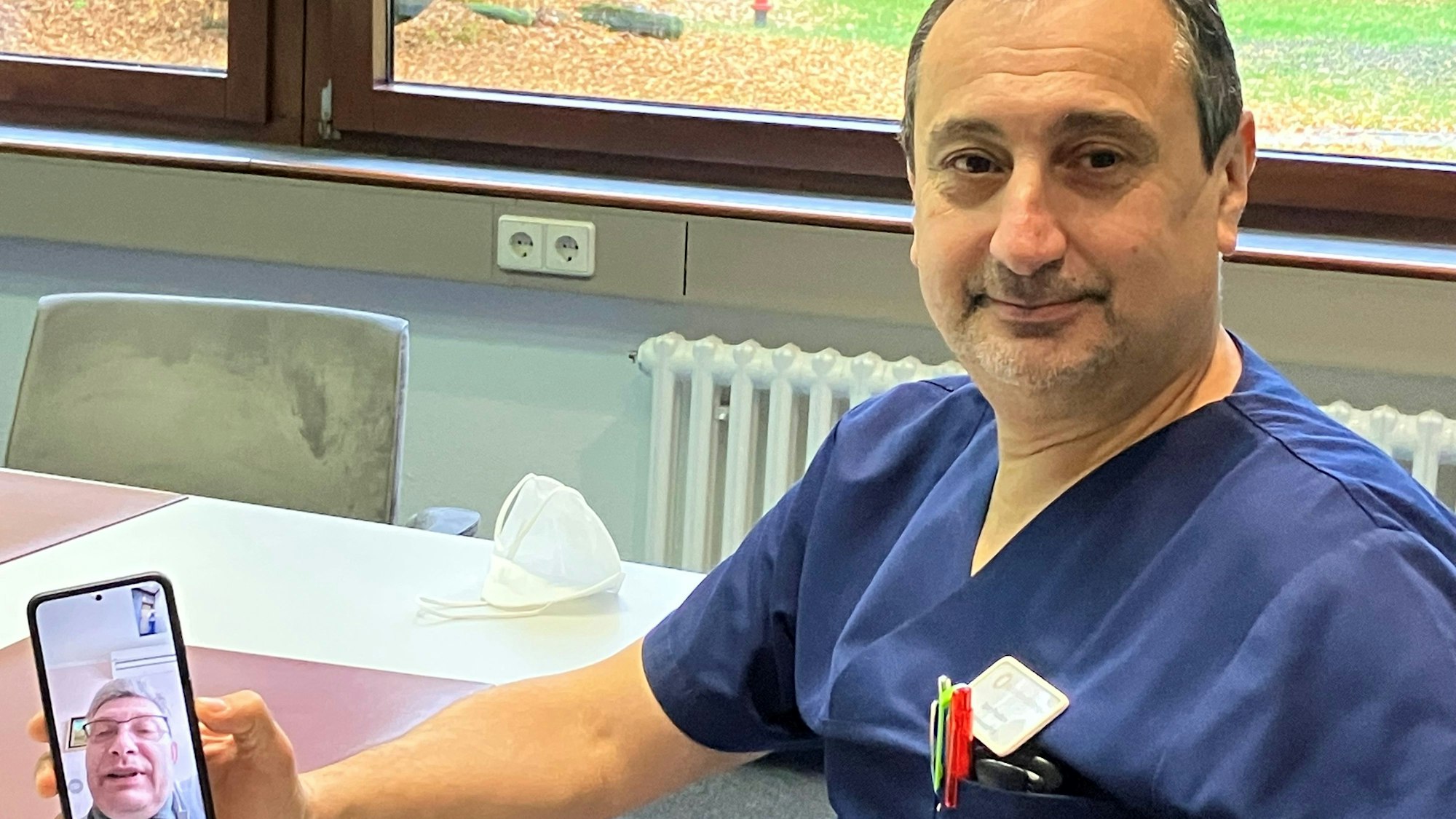 Igor Prudkov bei einem Videotelefonat mit einem Freund in der Ukraine.