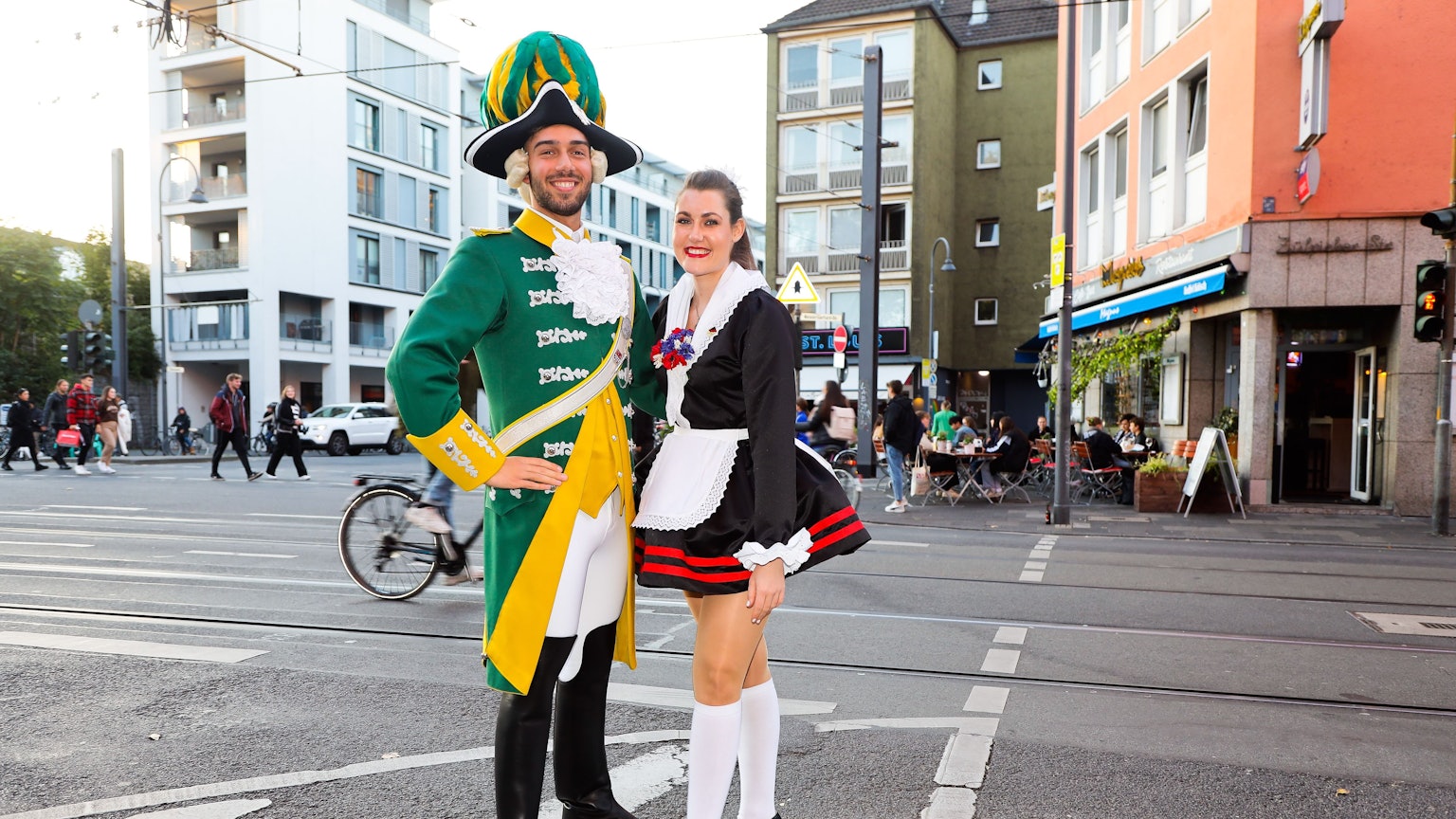 11.10.2022,Köln:Anna-Lena Berger von der Karnevalsgesellschaft "Heilige Knäächte und Mägde" und Davide Giangualano von der "Ehrengarde" auf der Zülpicher Strasse. Foto:Dirk Borm
