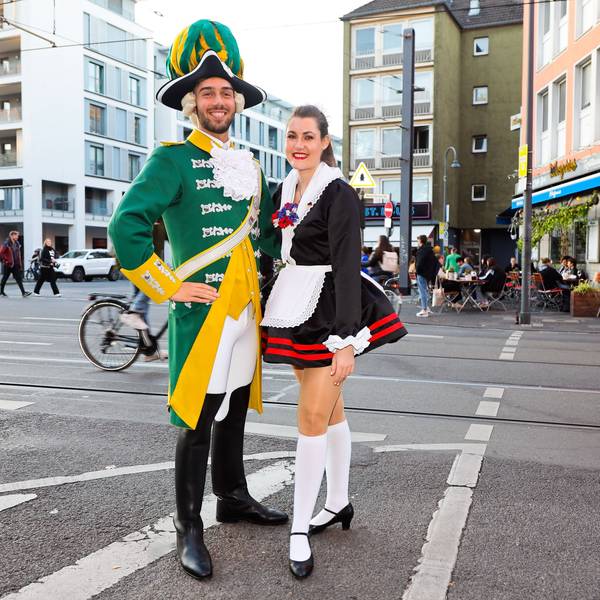 11.10.2022,Köln:Anna-Lena Berger von der Karnevalsgesellschaft "Heilige Knäächte und Mägde" und Davide Giangualano von der "Ehrengarde" auf der Zülpicher Strasse. Foto:Dirk Borm
