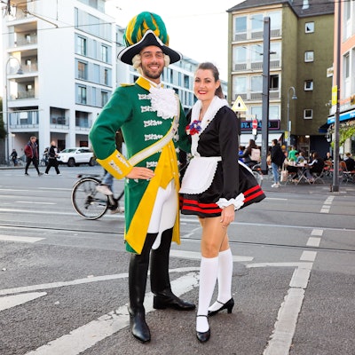 11.10.2022,Köln:Anna-Lena Berger von der Karnevalsgesellschaft "Heilige Knäächte und Mägde" und Davide Giangualano  von der "Ehrengarde" auf der Zülpicher Strasse. Foto:Dirk Borm