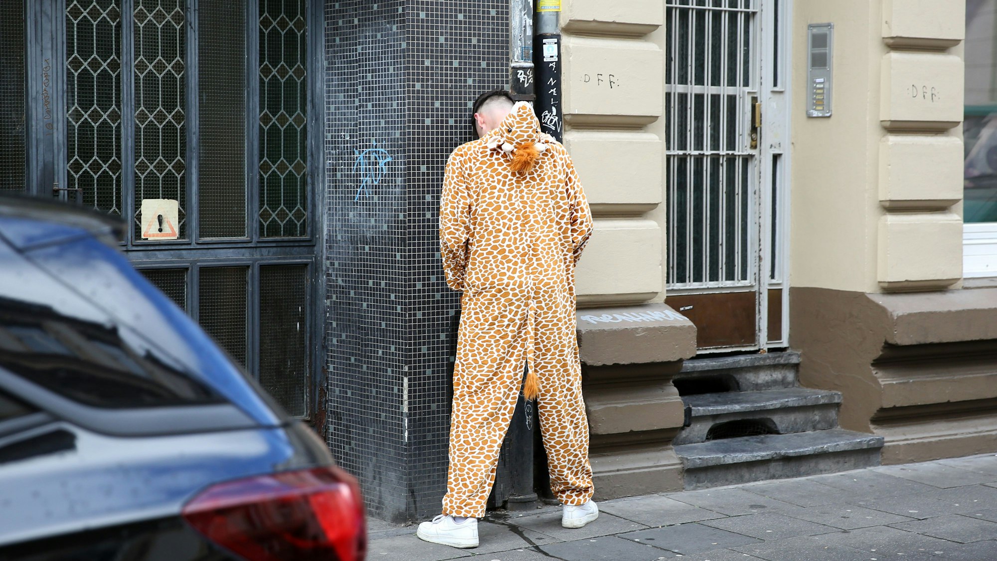20.02.2020, Karneval
Köln:
Weiberfastnacht auf der Zülpicher Straße
Wildpinkler
Foto: Martina Goyert