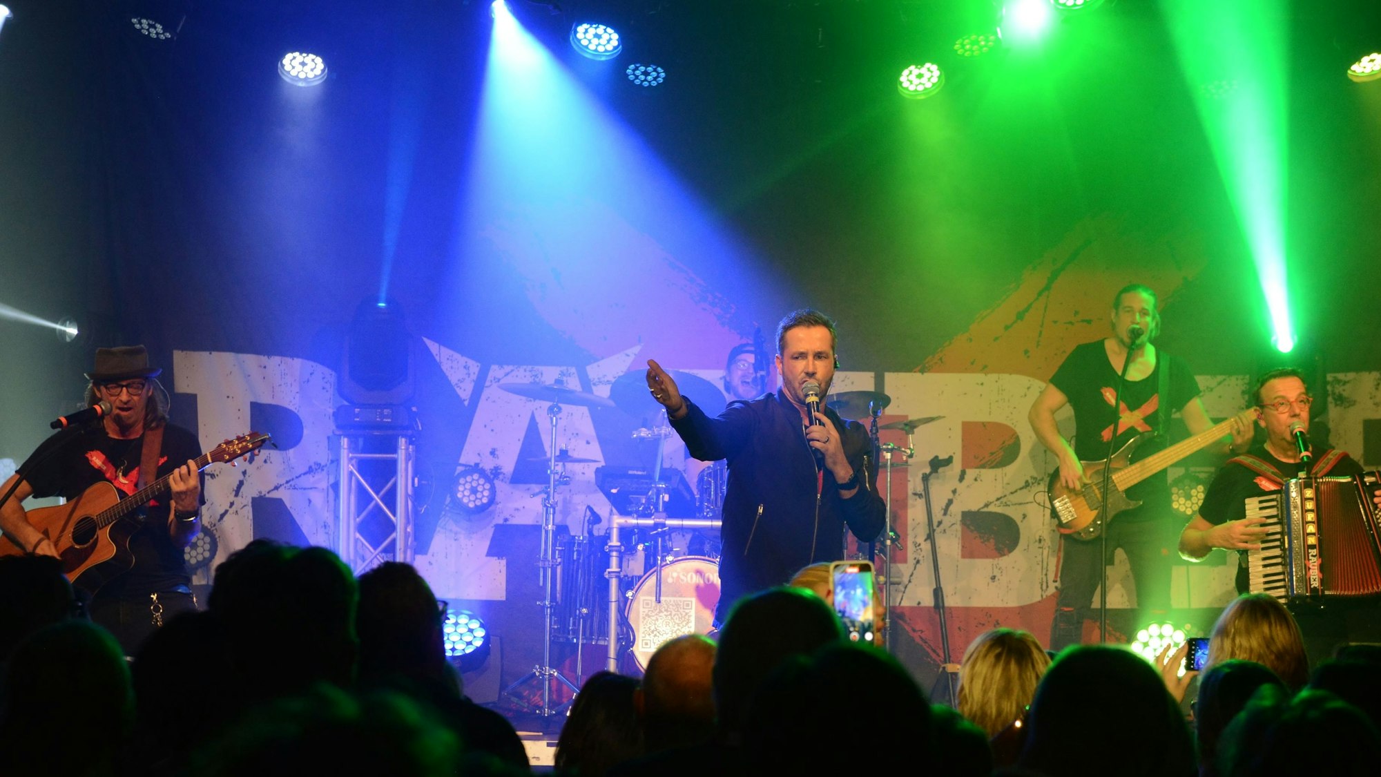 Die Räuber auf einer Bühne vor Publikum.