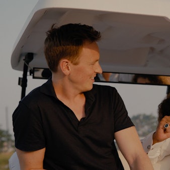 WM-Botschafter Khalid Salman in einer ZDF-Dokumentation im Gespräch mit Journalist Jochen Breyer