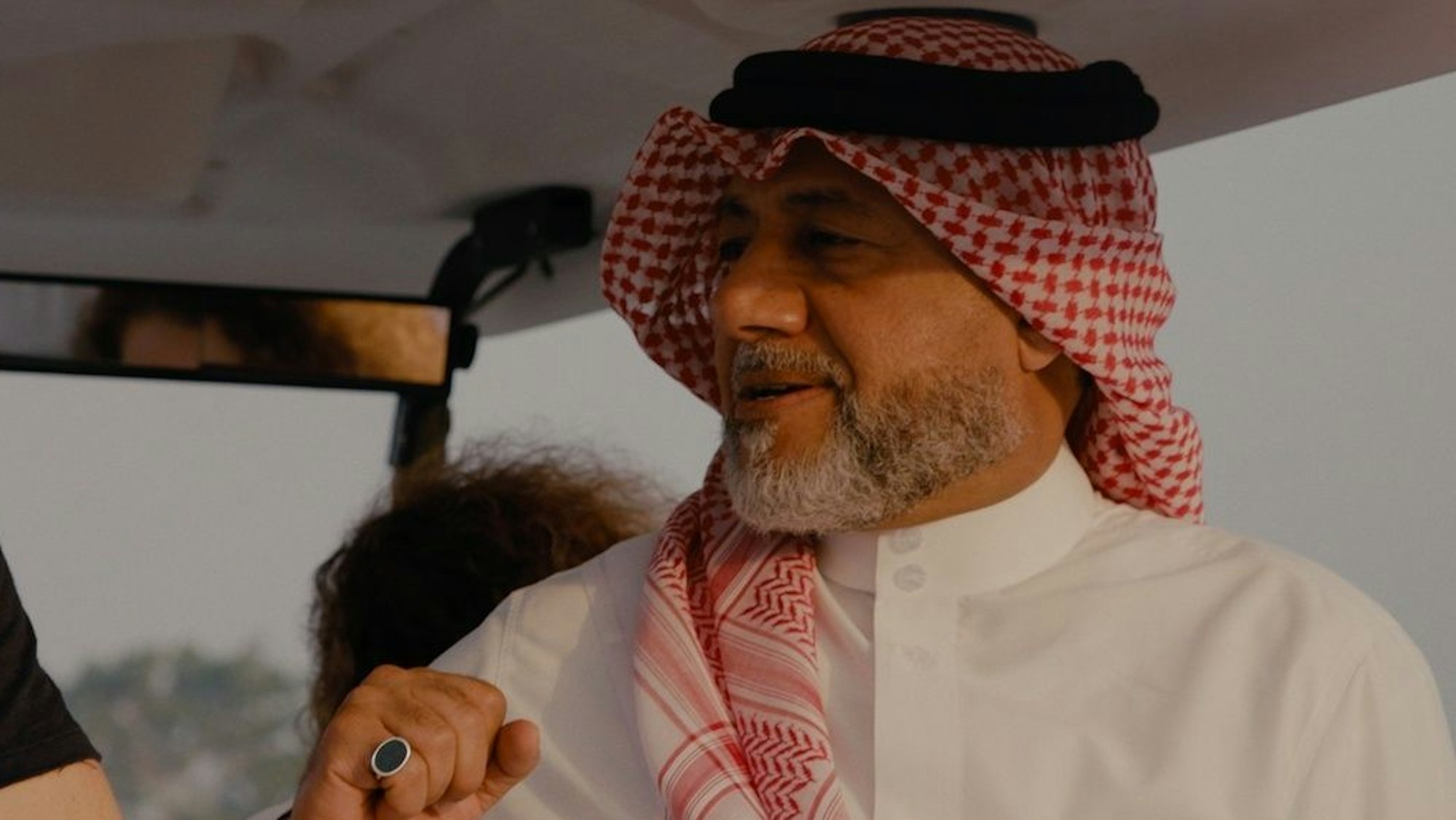 WM-Botschafter Khalid Salman in einer ZDF-Dokumentation im Gespräch mit Journalist Jochen Breyer