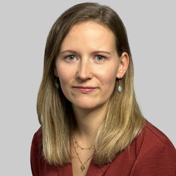 Die Grafik zeigt einen roten Tunnel mit Schienen, im Hintergrund ist der Kölner Dom zu sehen.